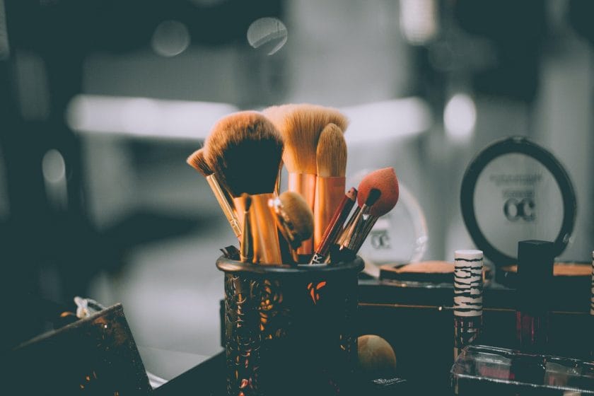 Comment promouvoir efficacement ton art du maquillage grâce aux médias sociaux raphael lovaski pxax5WuM7eY unsplash